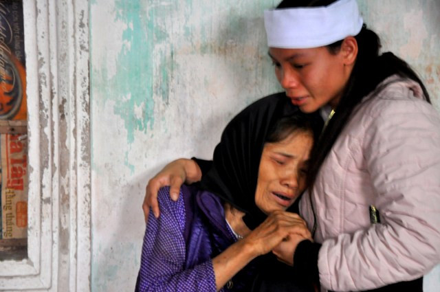Bà Nguyễn Thị Điền (mẹ anh Chí) chỉ biết ôm cháu khóc.