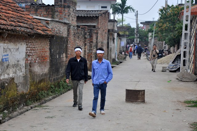 Cả thôn cùng đau thương