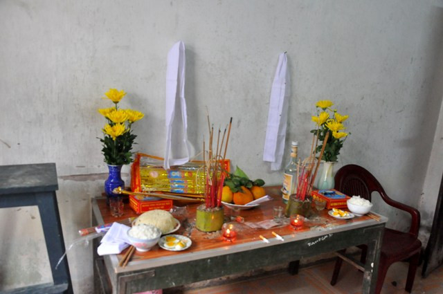 Bàn thờ của vợ chồng anh Trì, chị Bảy