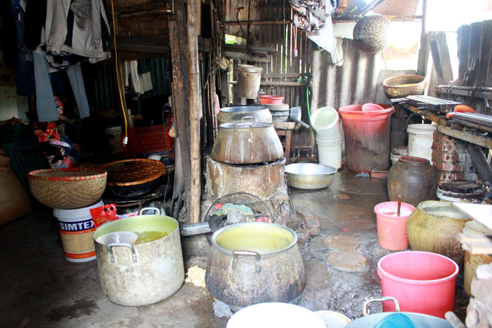 Bể nước sinh hoạt ngay cạnh chuồng lợn, bên ngoài rêu xanh và váng nước vàng khè