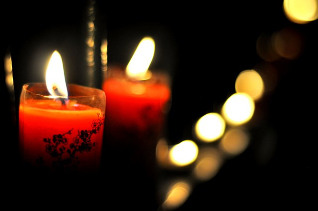 Sau ngày Đại tướng mất, phía ngoài cổng ngôi nhà riêng của Đại tướng lúc nào cũng được người dân thắp nến. Sau ngày Đại tướng mất, phía ngoài cổng ngôi nhà riêng của Đại tướng lúc nào cũng được người dân thắp nến.