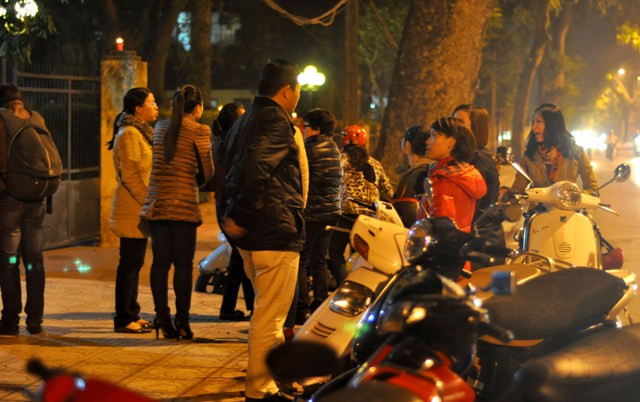 Ngay từ chiều tối, người dân đã tập trung trước cổng nhà riêng Đại tướng để thành kính dân hoa, chắp tay… tưởng nhớ Đại tướng. Ngay từ chiều tối, người dân đã tập trung trước cổng nhà riêng Đại tướng để thành kính dân hoa, chắp tay… tưởng nhớ Đại tướng.