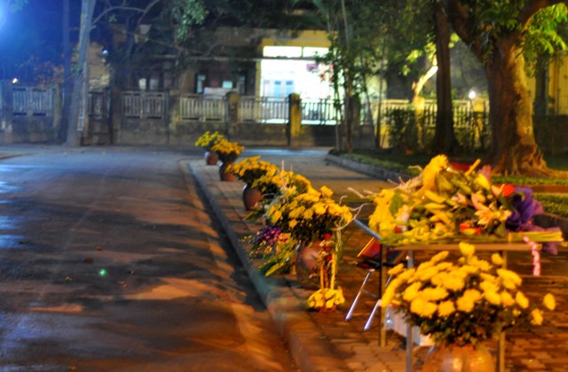 Đường vào ngôi nhà Đại tướng ngập tràn hoa tươi dành tặng Người. Đường vào ngôi nhà Đại tướng ngập tràn hoa tươi dành tặng Người.