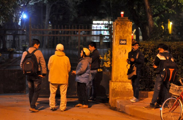 Người người cứ nối tiếp nhau đến trước ngôi nhà riêng Đại tướng Võ Nguyên Giáp để tưởng nhớ trong đêm 49 ngày Đại tướng. Người người cứ nối tiếp nhau đến trước ngôi nhà riêng Đại tướng Võ Nguyên Giáp để tưởng nhớ trong đêm 49 ngày Đại tướng.