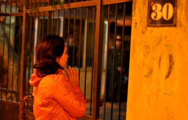 Chị Nguyễn Thị Hoan (41 tuổi, quận Đống Đa, Hà Nội) chắp tay đứng trước ngôi nhà riêng Đại tướng. Ánh mắt chị vẫn nhìn về ngôi nhà Đại tướng qua cổng. Chị Nguyễn Thị Hoan (41 tuổi, quận Đống Đa, Hà Nội) chắp tay đứng trước ngôi nhà riêng Đại tướng. Ánh mắt chị vẫn nhìn về ngôi nhà Đại tướng qua cổng.