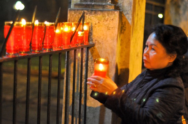 Bà Hoa Thị Trang, phường Điện Biên (Ba Đình, Hà Nội), đêm nào cũng mang nến đến để thắp trước cổng nhà Đại tướng. “Đêm nay là đêm 49 ngày của Đại tướng, tôi muốn nến được sáng mãi và không tắt ở nơi này” – bà Trang chia sẻ. Bà Hoa Thị Trang, phường Điện Biên (Ba Đình, Hà Nội), đêm nào cũng mang nến đến để thắp trước cổng nhà Đại tướng. “Đêm nay là đêm 49 ngày của Đại tướng, tôi muốn nến được sáng mãi và không tắt ở nơi này” – bà Trang chia sẻ.