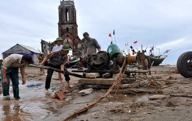 Máy tời (kéo tàu thuyền từ khơi vào bãi) được lắp đặt lại để tiếp tục hoạt động Máy tời (kéo tàu thuyền từ khơi vào bãi) được lắp đặt lại để tiếp tục hoạt động