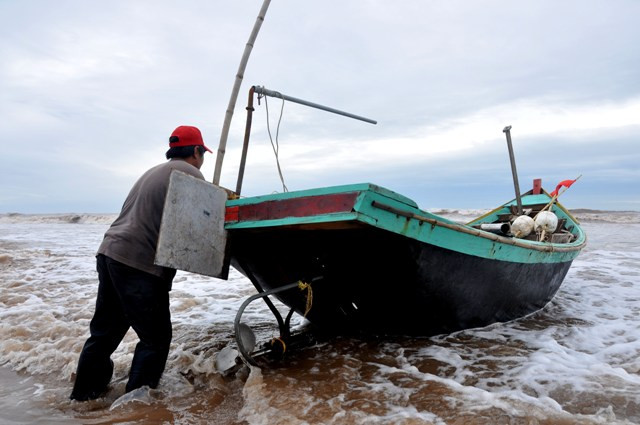 Anh Nguyễn Quang Long (xã Hải Lý, Hải Hậu) đang lựa nước để đưa thuyền ra khơi Anh Nguyễn Quang Long (xã Hải Lý, Hải Hậu) đang lựa nước để đưa thuyền ra khơi