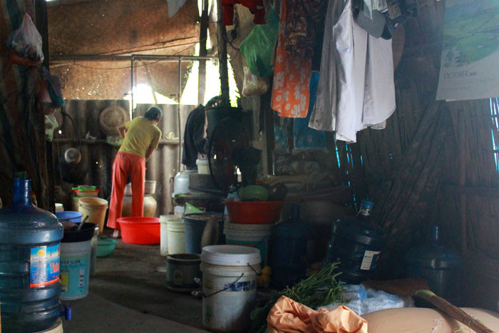 Do diện tích quá bé nên mọi ngóc ngách trong nhà đều bị đồ đạc lấp kín, phòng thường không đủ ánh sáng ngay cả lúc ban ngày