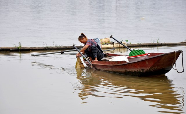 Người dân làng chài cũng thường xuyên để ý các vật trôi trên sông