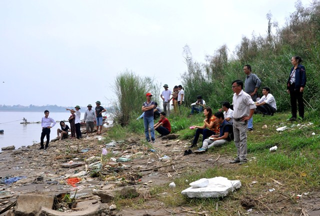Chỉ cần một điều khả nghi hay một chỉ định mong manh về xác chị Huyền, người dân lại kéo nhau xuống hẳn bãi sông Hồng để cùng nhìn và tìm.