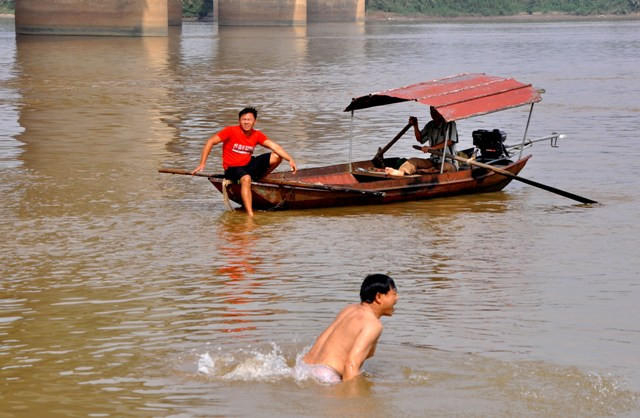 Từ sự chỉ định của "nhà ngoại cảm" đã khoanh vùng và thuê thợ lặn tới tìm kiếm