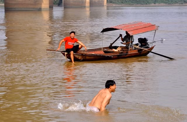 Từ sự chỉ định của "nhà ngoại cảm" đã khoanh vùng và thuê thợ lặn tới tìm kiếm