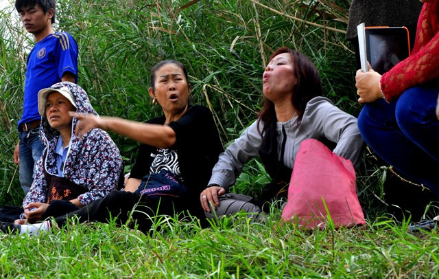 Không ngừng chỉ điểm và la khóc.