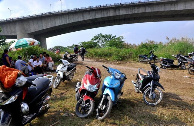 Lòng dân thấy bất an về hành vi ghê sợ của bác sĩ Tường và mong mỏi xác chị Huyền tìm thấy để gia đình bớt khổ đau.