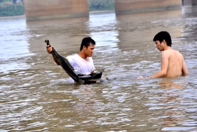 Không chỉ là thợ lặn mà ngay cả người dân đến xem cũng tự nguyện xuống mò xác chị Huyền