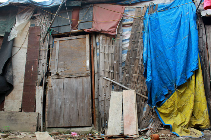 Cửa nhà được ghép bởi các tấm gỗ cũ, mục nát, không chắc chắn