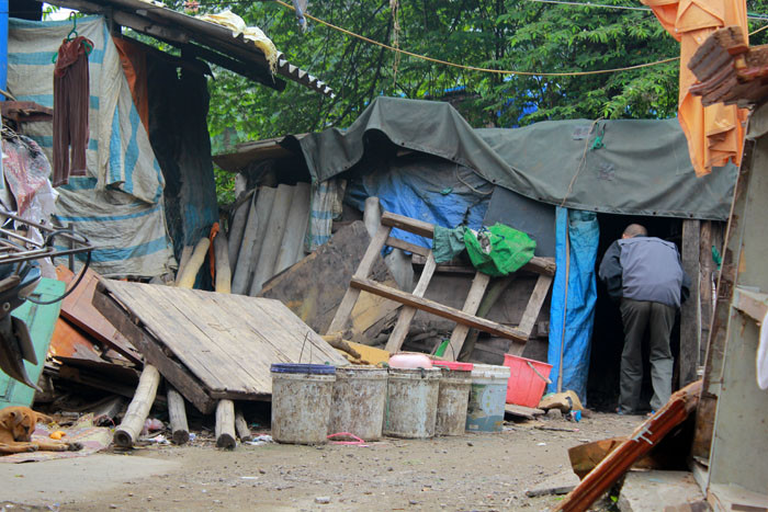 Nhà được bọc bởi các tấm bạt cũ rách rưới nên rắn rết thương xuyên bò vào nhà gây nguy hiểm đến cuộc sống của người dân