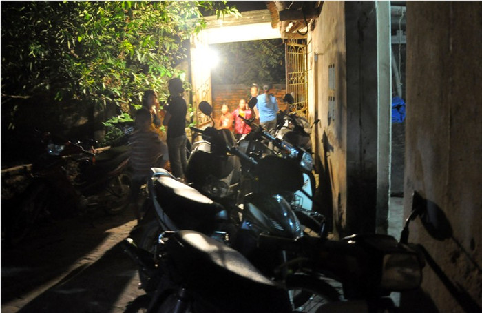 Mọi người cứ tấp lập kéo đến nhà ông Chấn để chúc mừng Mọi người cứ tấp lập kéo đến nhà ông Chấn để chúc mừng