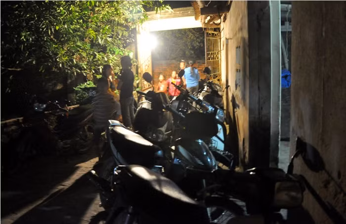 Mọi người cứ tấp lập kéo đến nhà ông Chấn để chúc mừng