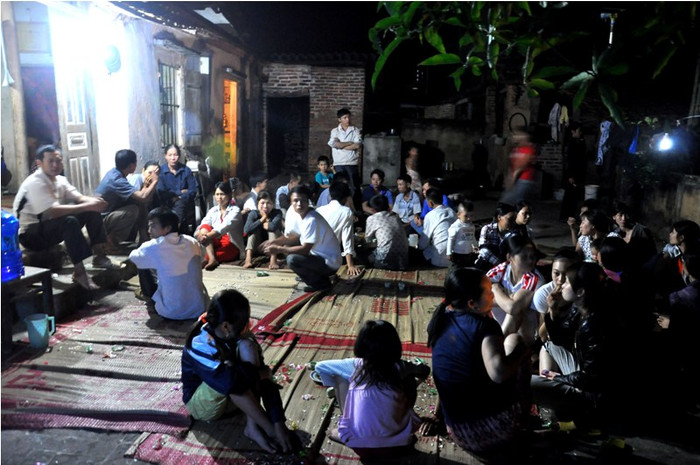 Từ lúc ông Chấn về nhà, mọi người trong gia đình, làng xóm đều đến để chúc mừng Từ lúc ông Chấn về nhà, mọi người trong gia đình, làng xóm đều đến để chúc mừng