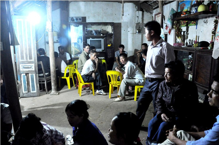 Nỗi oan được giải không chỉ là niềm hạnh phúc và vui sướng của gia đình ông Chấn mà còn là niềm vui mừng của cả xóm làng. Nỗi oan được giải không chỉ là niềm hạnh phúc và vui sướng của gia đình ông Chấn mà còn là niềm vui mừng của cả xóm làng.