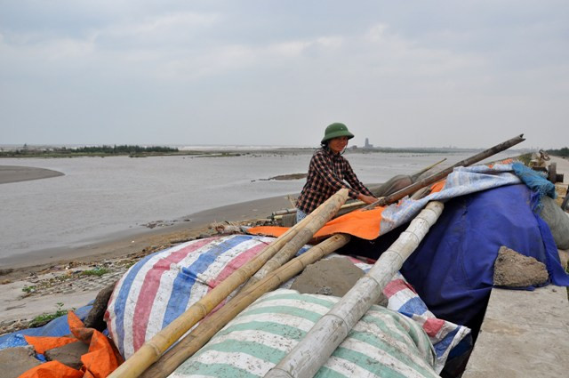 Lưới và các phương tiện máy móc cũng được che đậy kỹ trên bờ Lưới và các phương tiện máy móc cũng được che đậy kỹ trên bờ