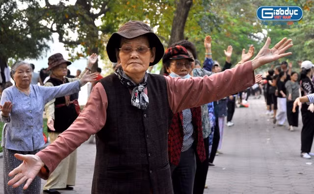 Thời tiết chuyển đông, nhiều người đã mặc thêm áo ấm để đi tập thể dục Thời tiết chuyển đông, nhiều người đã mặc thêm áo ấm để đi tập thể dục