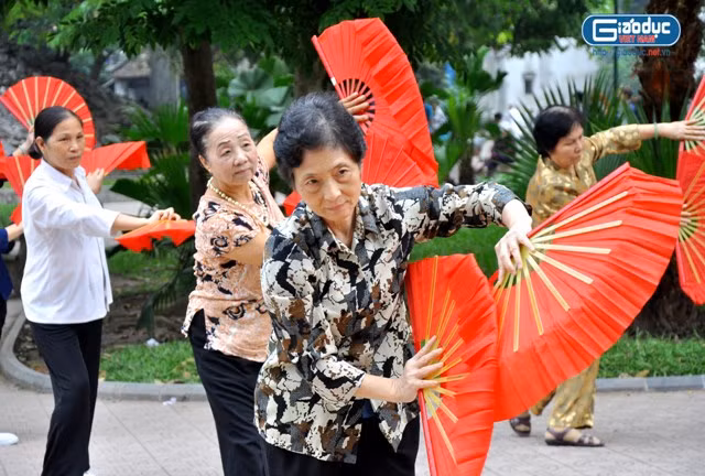 Những điệu múa quạt giúp cơ thể mềm mại và dẻo dai hơn Những điệu múa quạt giúp cơ thể mềm mại và dẻo dai hơn