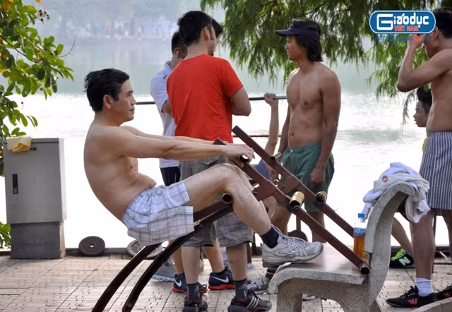 Với những “đứng mày râu”, nơi đây cũng có đầy đủ các dụng cụ tập thể hình như: tạ, bàn đẩy… Với những “đứng mày râu”, nơi đây cũng có đầy đủ các dụng cụ tập thể hình như: tạ, bàn đẩy…