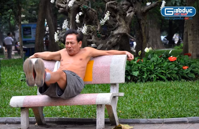 Tận dụng ghế đá để thực hiện bài tập thể dục. Tận dụng ghế đá để thực hiện bài tập thể dục.