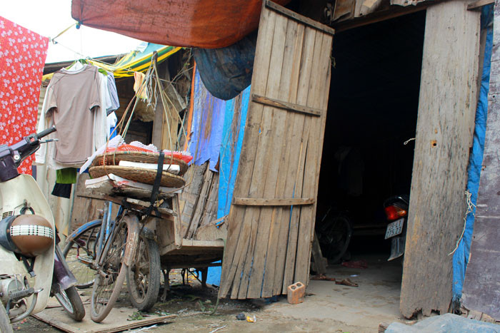 Bên trong nhà ông Vĩnh nơi gia đình làm đậu phụ chật trội và bẩn thỉu, đồ đạc chất đầy nhà và ẩm ướt