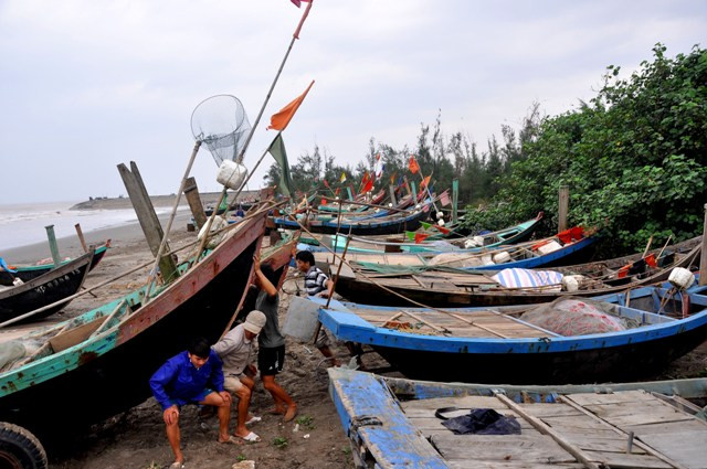 Đến hơn 15h, các phương tiện tàu bè đã ngừng hẳn việc đánh bắt Đến hơn 15h, các phương tiện tàu bè đã ngừng hẳn việc đánh bắt