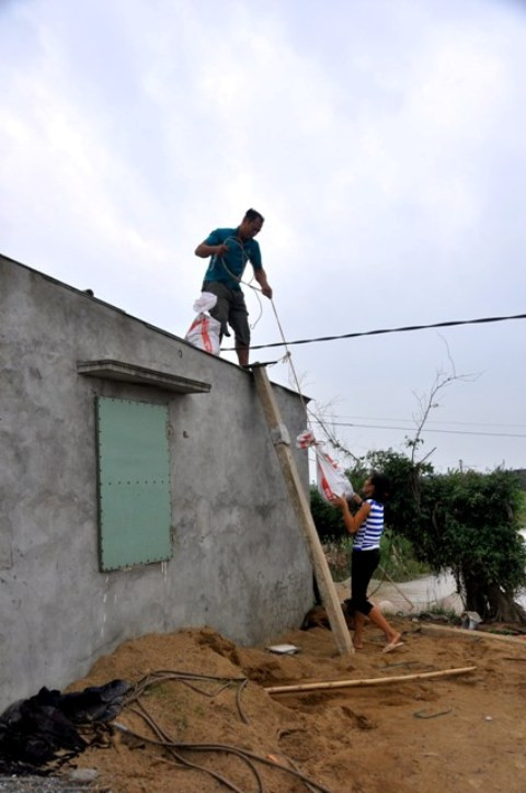 Người dân trong huyện cũng đang khẩn trương gia cố nhà cửa để đối phó với bão Người dân trong huyện cũng đang khẩn trương gia cố nhà cửa để đối phó với bão