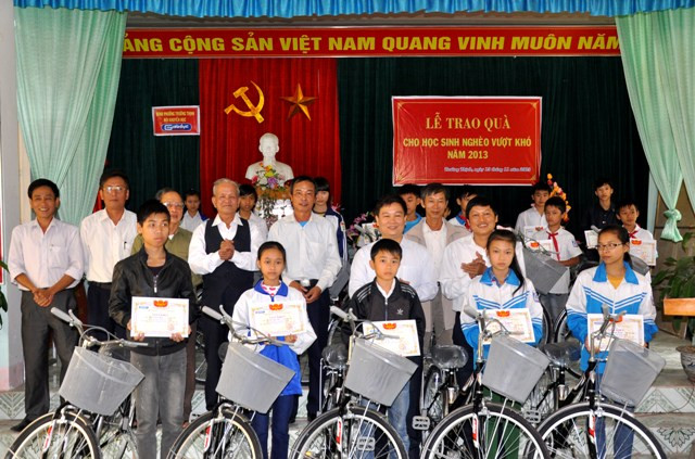 Xe đạp được Báo điện tử Giáo dục Việt Nam trao tận tay các em học sinh nghèo vượt khó của phường Trường Thịnh.