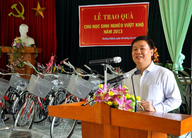 Ông Nguyễn Tiến Bình – Tổng biên tập Báo điện tử Giáo dục Việt Nam phát biểu, chúc mừng thầy cô và các em học sinh có thành tích cao.