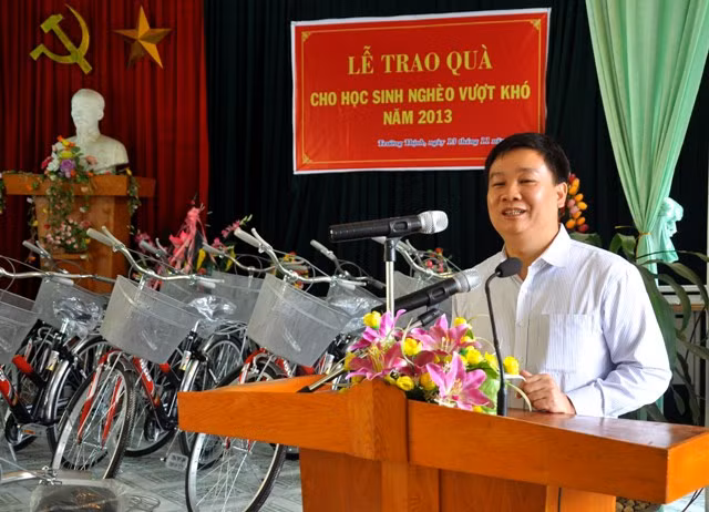 Ông Nguyễn Tiến Bình – Tổng biên tập Báo điện tử Giáo dục Việt Nam phát biểu, chúc mừng thầy cô và các em học sinh có thành tích cao.