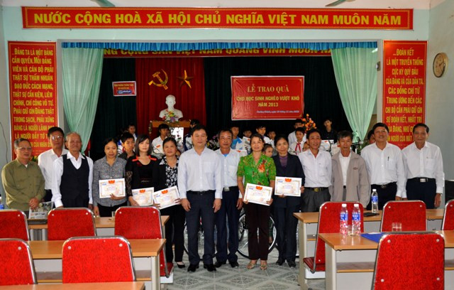 Các cán bộ phường Trường Thịnh, các đại biểu cùng chụp hình lưu niệm trong buổi trao tặng quà.