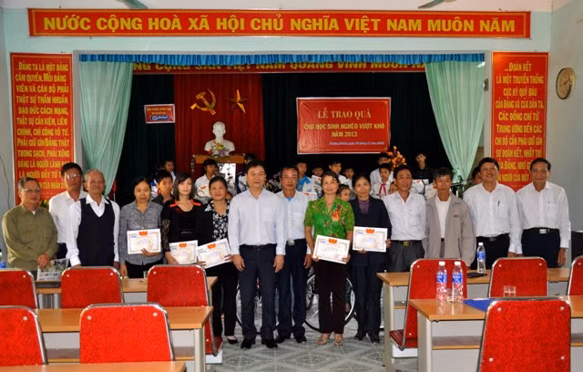 Các cán bộ phường Trường Thịnh, các đại biểu cùng chụp hình lưu niệm trong buổi trao tặng quà.