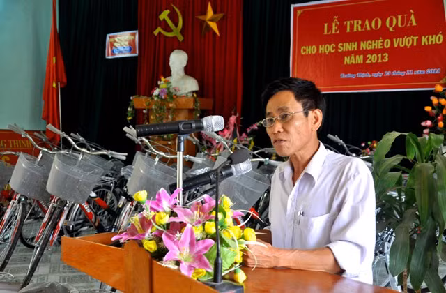 Đại diện cán bộ UBND phường Trường Thịnh gửi lời cám ơn tới quý Báo điện tử Giáo dục Việt Nam và nhà tài trợ.