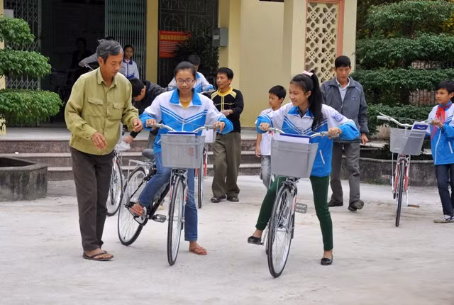 Xe đạp là phương tiện giúp các em học sinh nghèo đi tới trường.