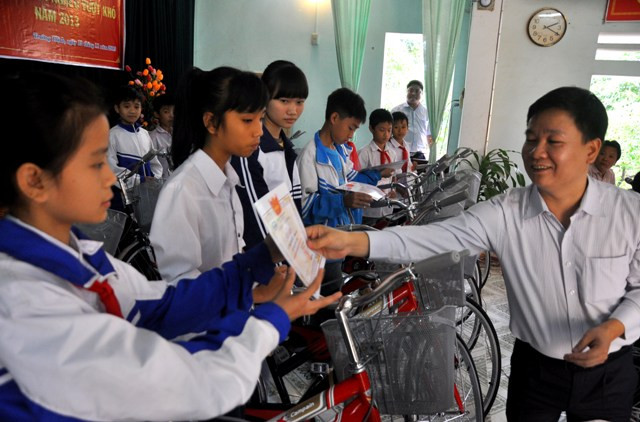 TBT Nguyễn Tiến Bình tặng giấy khen cho các học sinh nghèo vượt khó.