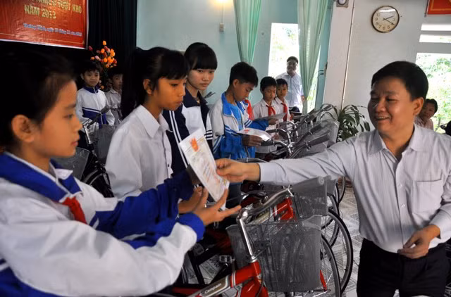 TBT Nguyễn Tiến Bình tặng giấy khen cho các học sinh nghèo vượt khó.