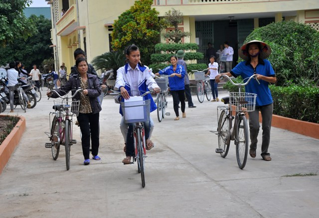 Niềm vui đến với tất cả gia đình học sinh nghèo vượt khó được trao tặng xe đạp trong ngày hôm nay.