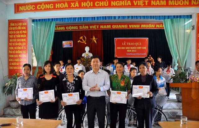 6 giáo viên có thành tích cao trong giảng dạy trên địa bàn phường Trường Thịnh.