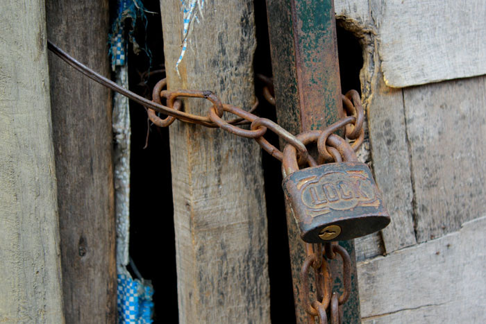 Khóa cửa tạm bợ cùng với an ninh không tốt nên “khu ổ chuột” thường xuyên xảy ra mất cắp