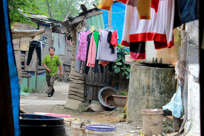 Lối vào “khu ổ chuột” đầy những xô đựng rác rất ôi nhiễm