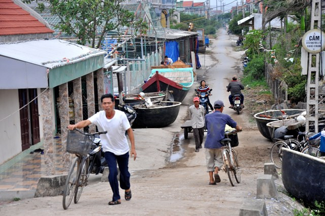 Khắp làng quê từ người già tới trẻ nhỏ cũng đang vội vã chuẩn bị đối phó với bão Khắp làng quê từ người già tới trẻ nhỏ cũng đang vội vã chuẩn bị đối phó với bão