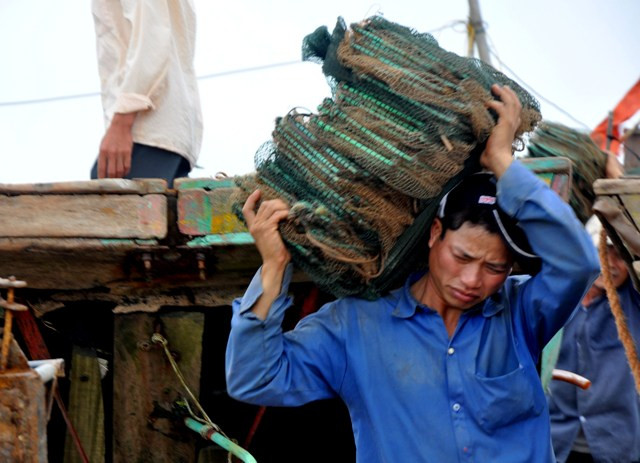 Lưới đánh bắt cũng được đưa về nhà khi ngư dân không yên tâm: “Để đây tôi không yên tâm được, bão gió biết đâu mà tính. Thôi thì cứ cẩn thận mất công đưa về nhà để yên tâm hơn” – Anh Nguyễn Văn Sơn xã Hải Lý (Hải Hậu, Nam Định) chia sẻ. Lưới đánh bắt cũng được đưa về nhà khi ngư dân không yên tâm: “Để đây tôi không yên tâm được, bão gió biết đâu mà tính. Thôi thì cứ cẩn thận mất công đưa về nhà để yên tâm hơn” – Anh Nguyễn Văn Sơn xã Hải Lý (Hải Hậu, Nam Định) chia sẻ.