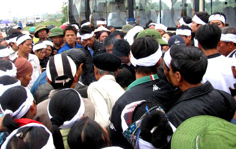 Hơn 14 giờ, tất cả mọi người không thể kìm được nỗi đau thương khi đón 3 chiếc xe của bệnh viện Thanh Nhàn đưa tro cốt của 5 nạn nhân về đến thôn Quảng Yên. Hơn 14 giờ, tất cả mọi người không thể kìm được nỗi đau thương khi đón 3 chiếc xe của bệnh viện Thanh Nhàn đưa tro cốt của 5 nạn nhân về đến thôn Quảng Yên.